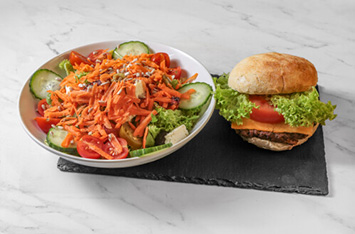 Produktbild Burger deiner Wahl mit Basic Salat