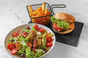 Produktbild Burger & Salat deiner Wahl, dazu Pommes